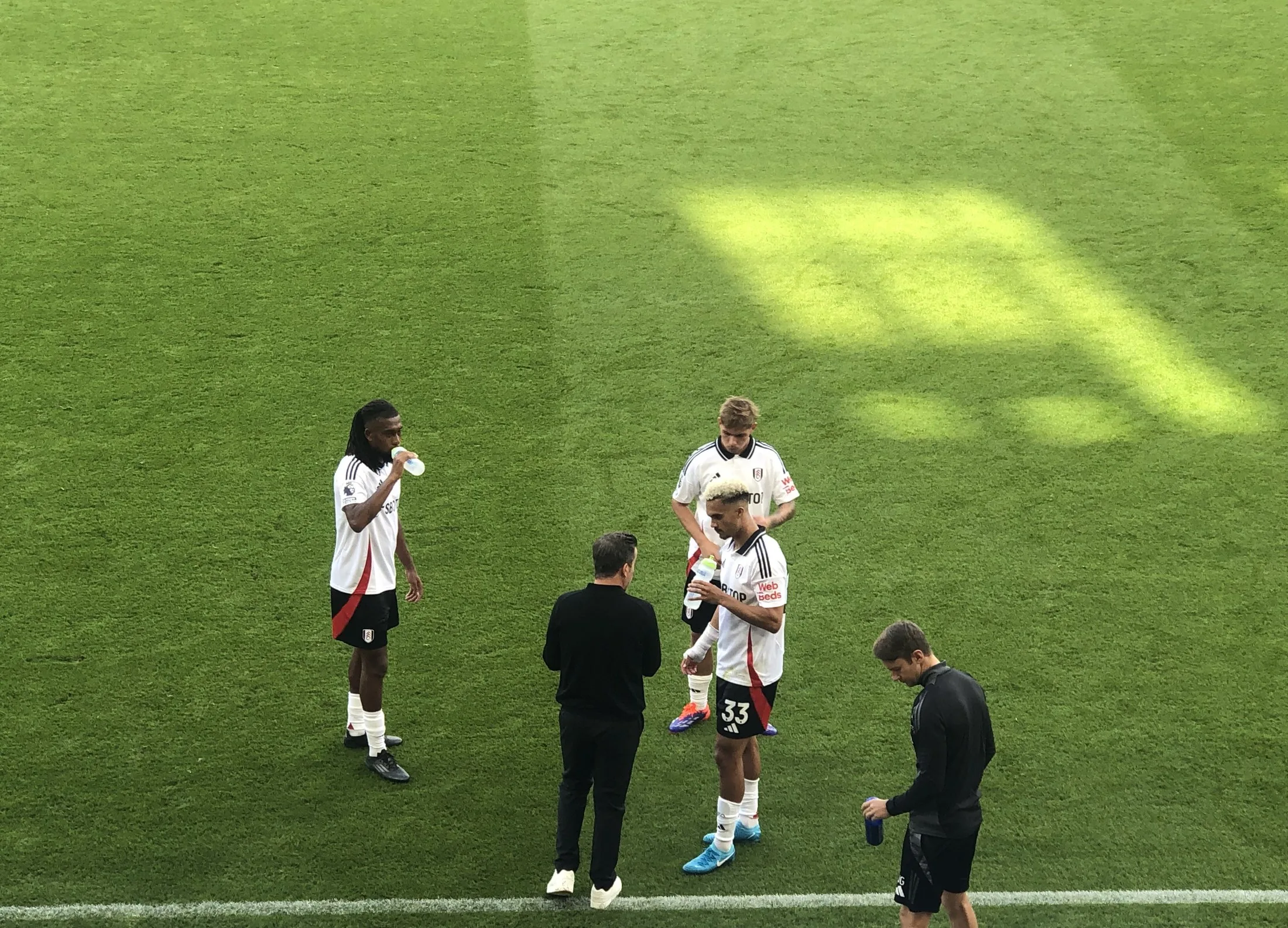 Alex Iwobi y otros jugadores del Fulham junto a Marco Silva en septiembre de 2024.