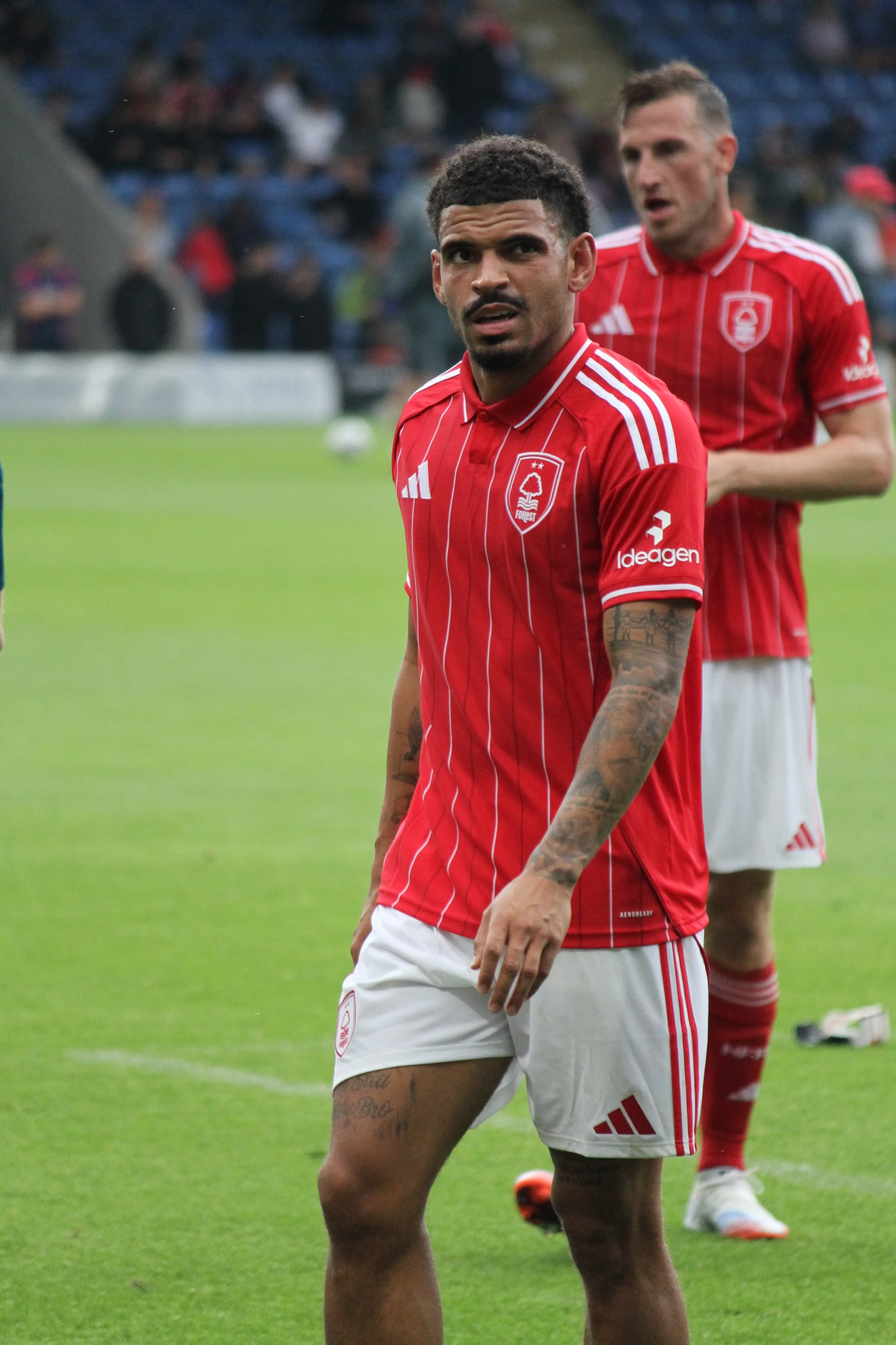 Morgan Gibbs-White con la camiseta roja de Nottingham Forest en julio de 2025.