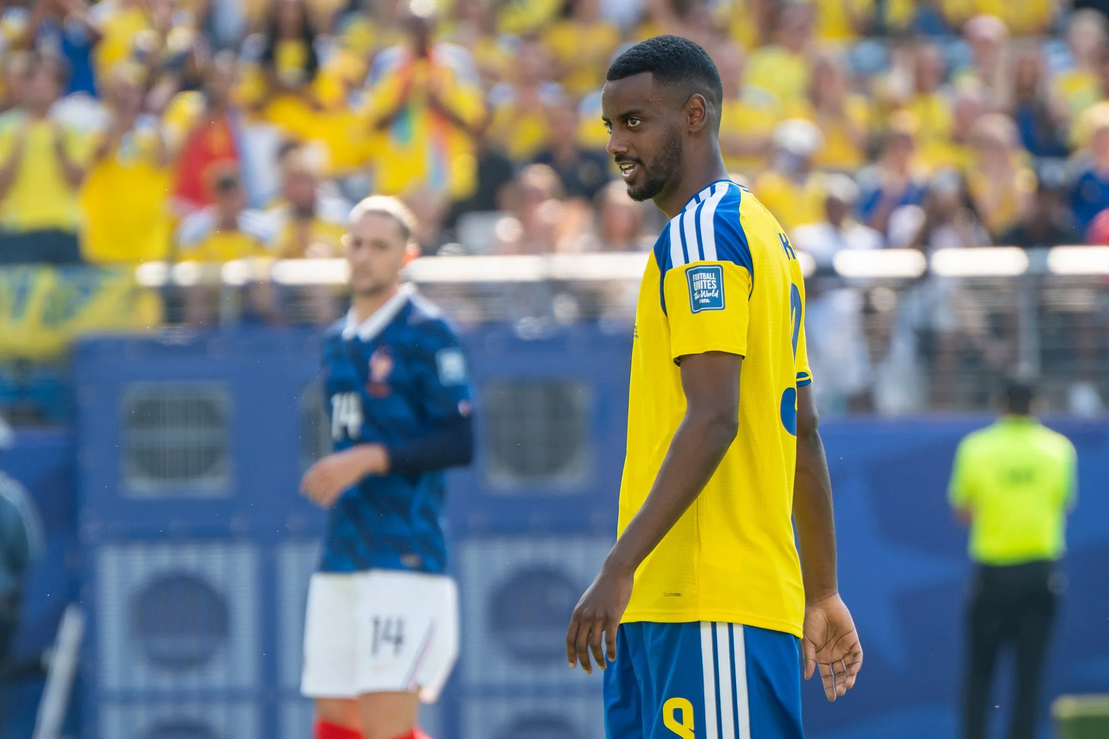 Alexander Isak con la camiseta amarilla de Suecia ante Francia en junio de 2026.