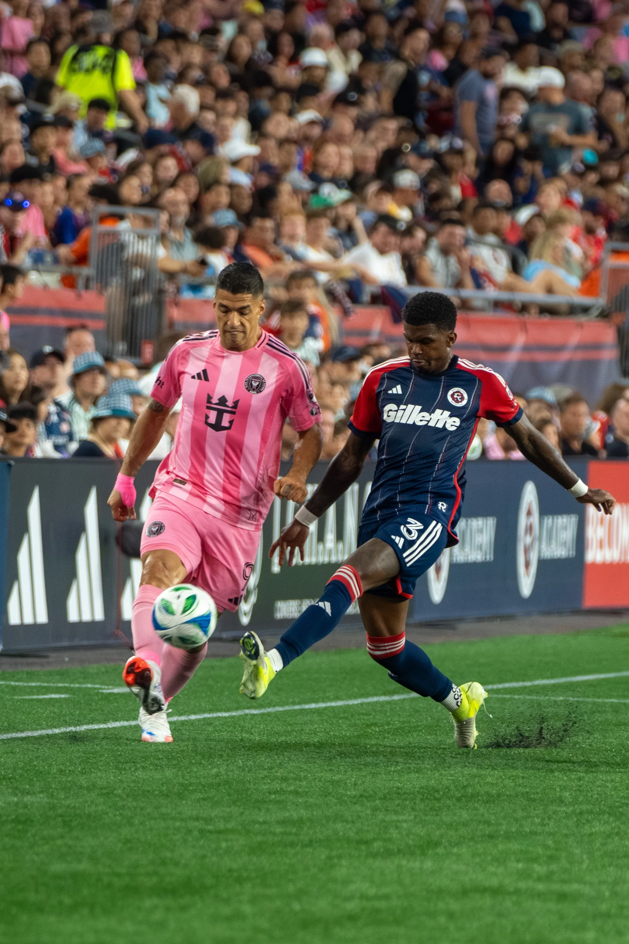 Luis Suárez, de rosa, junto a un jugador de New England Revolution en una fotografía de archivo de julio de 2025.