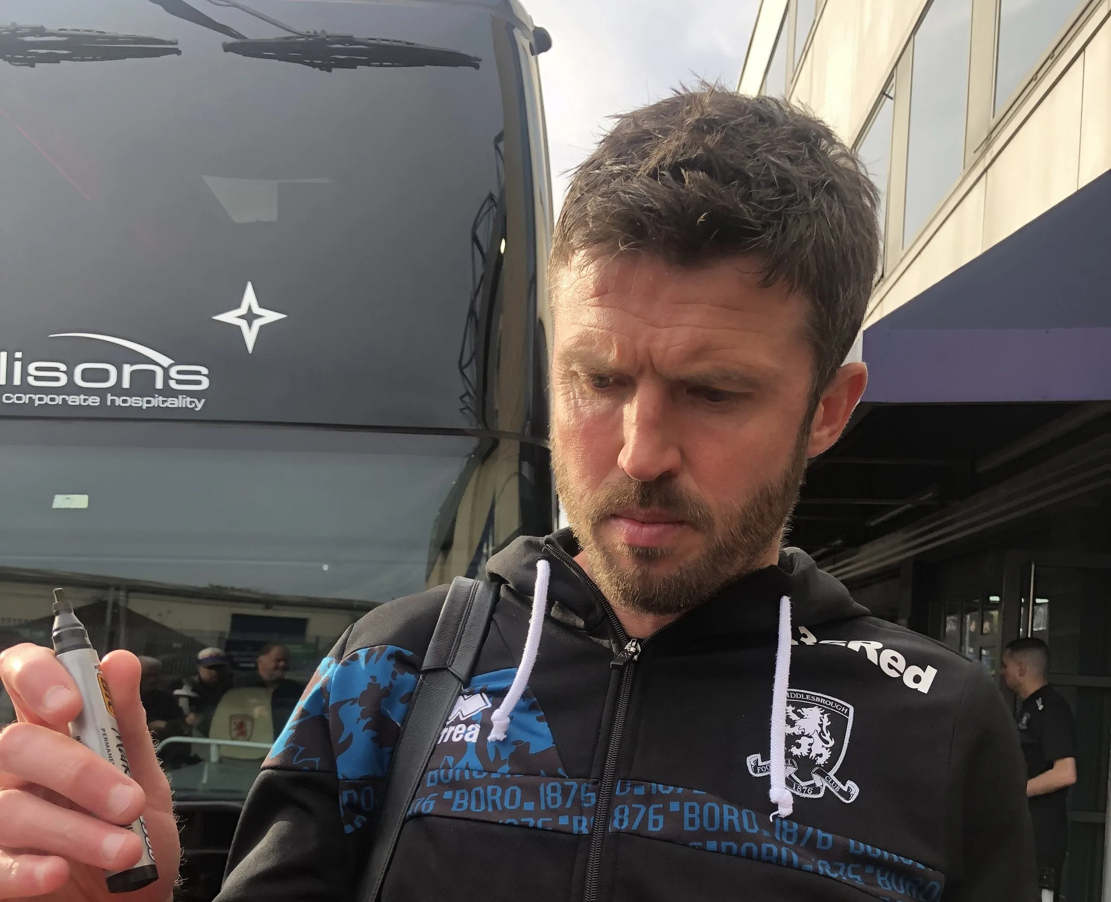 Michael Carrick junto al autobús del Middlesbrough en abril de 2025.