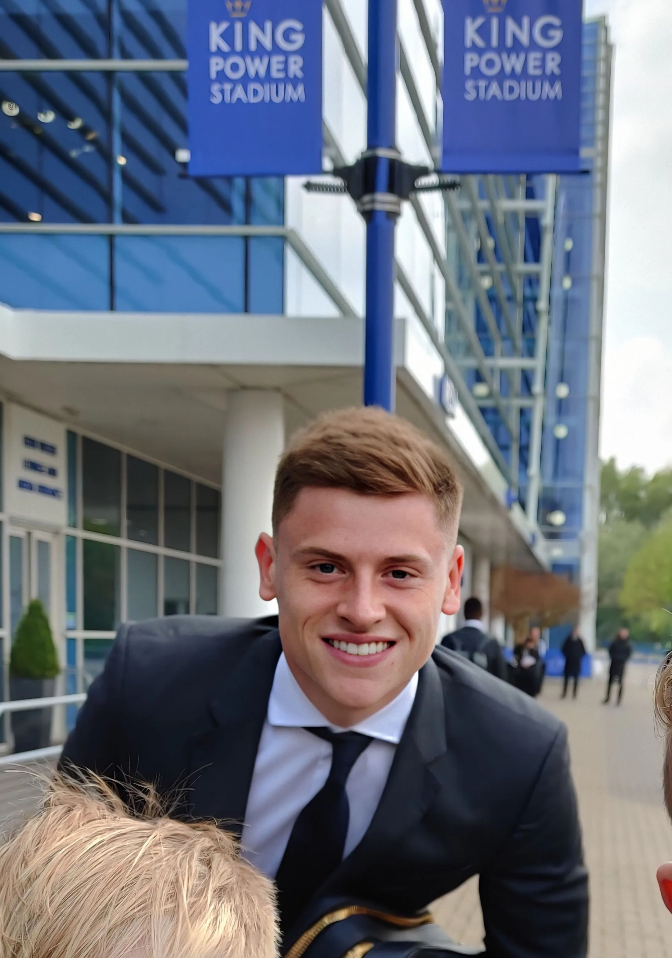Harvey Barnes con traje junto al King Power Stadium en abril de 2022.