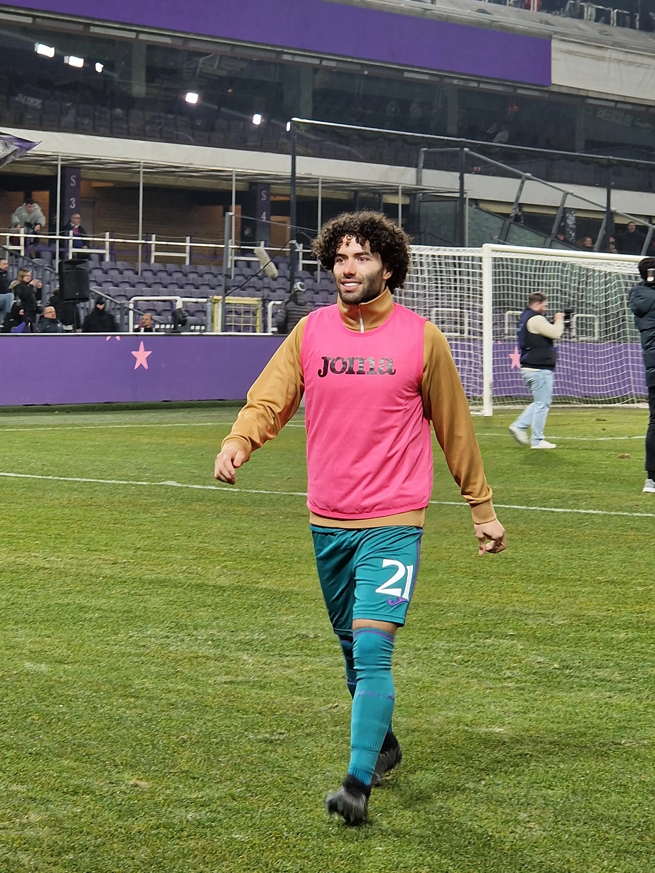 César Huerta con un peto rosa y ropa del Anderlecht en enero de 2025.