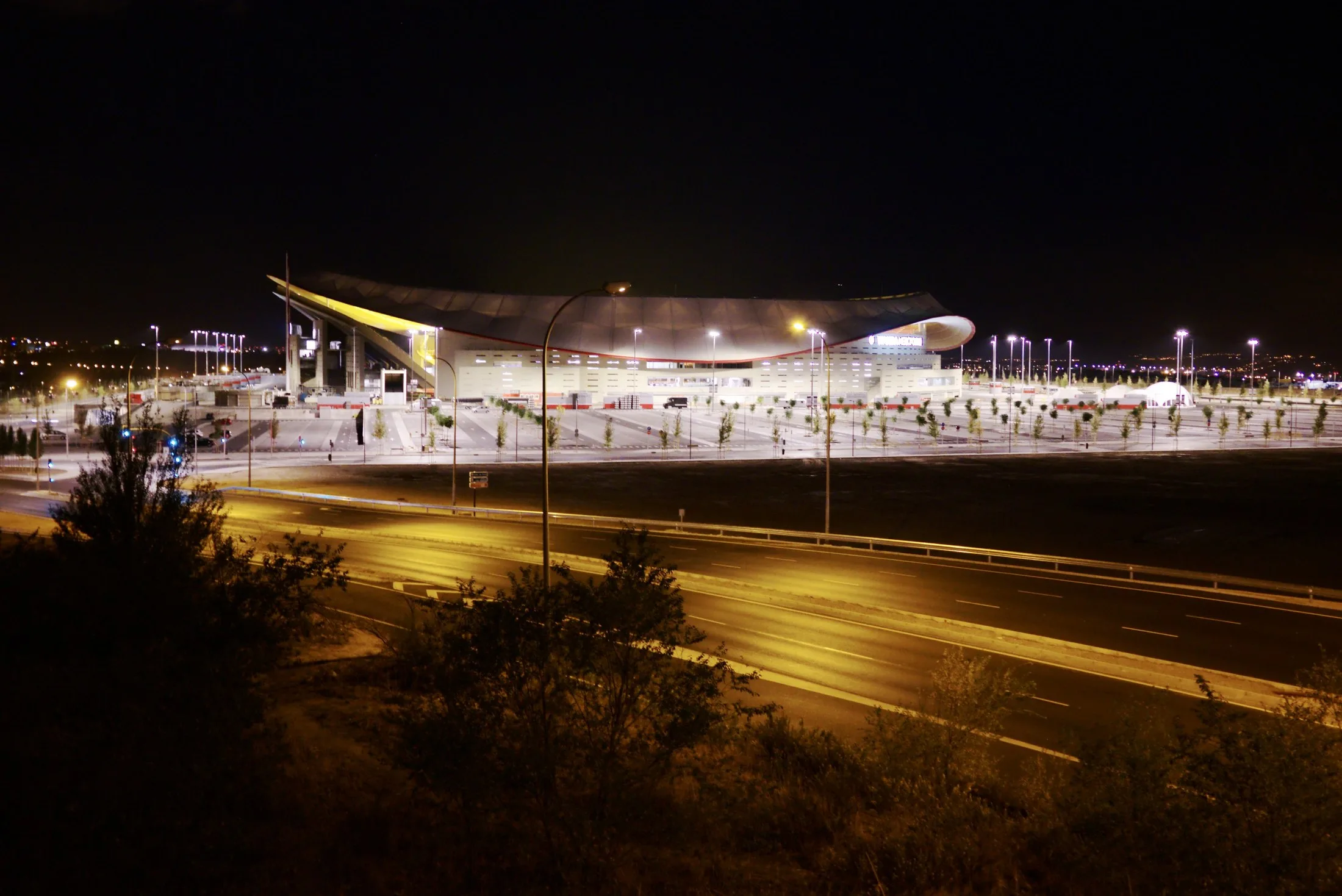 Exterior nocturno del estadio Metropolitano de Madrid en noviembre de 2018.