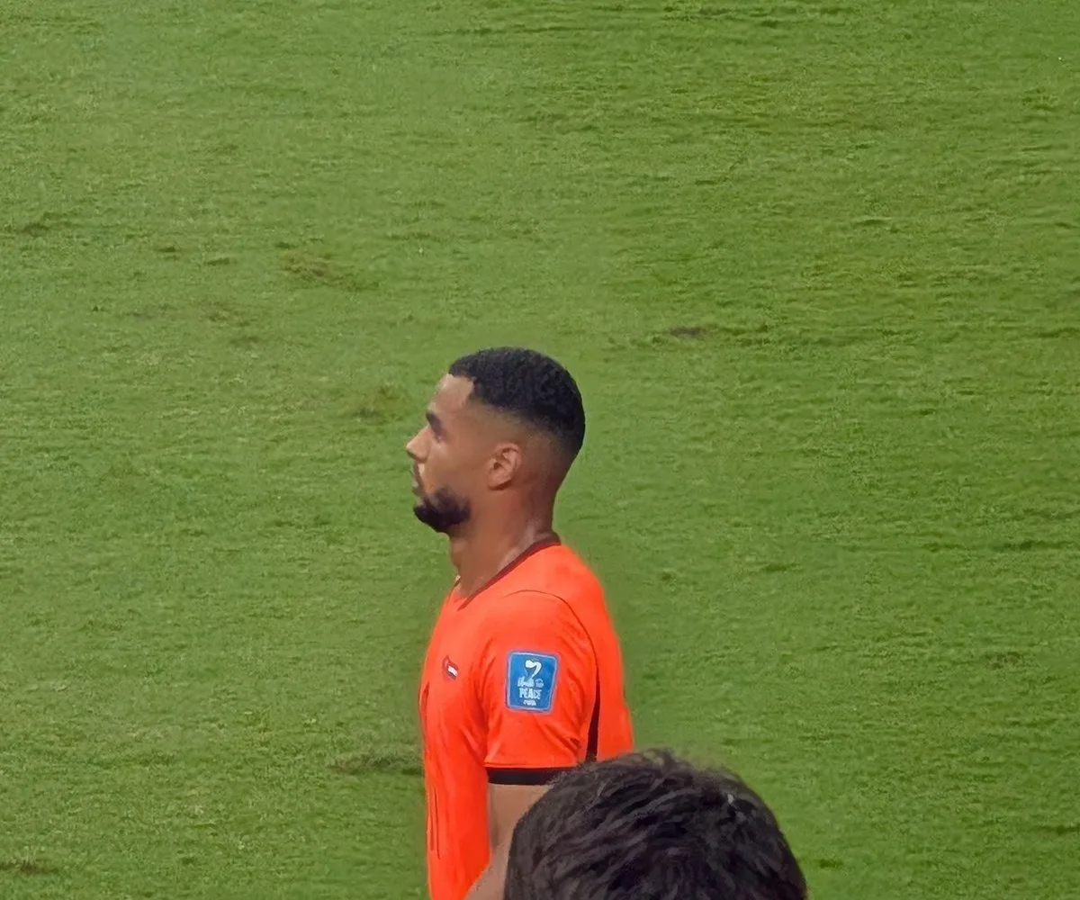 Cody Gakpo con la camiseta naranja de Países Bajos junto a la banda en el Mundial de 2026.