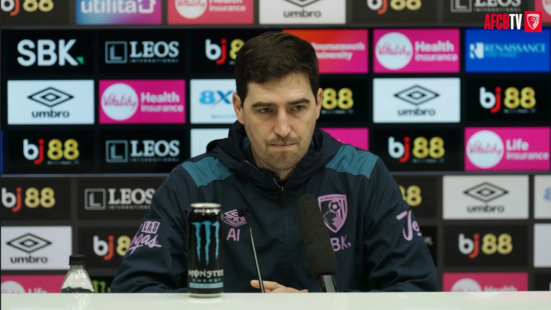 Andoni Iraola durante una rueda de prensa del AFC Bournemouth en febrero de 2026; fotograma real de archivo.