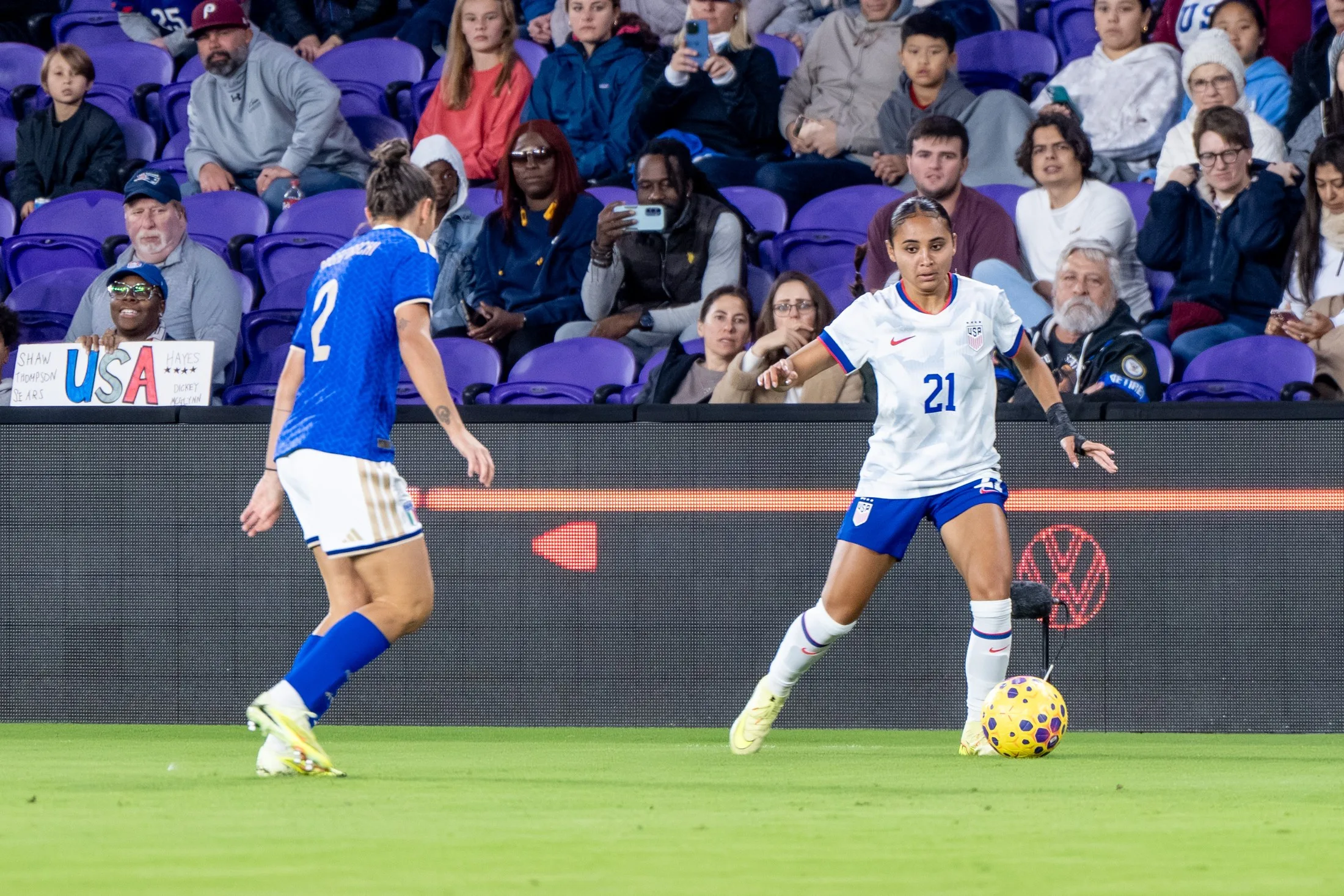 Alyssa Thompson con la camiseta blanca de Estados Unidos durante un partido contra Italia en noviembre de 2025.
