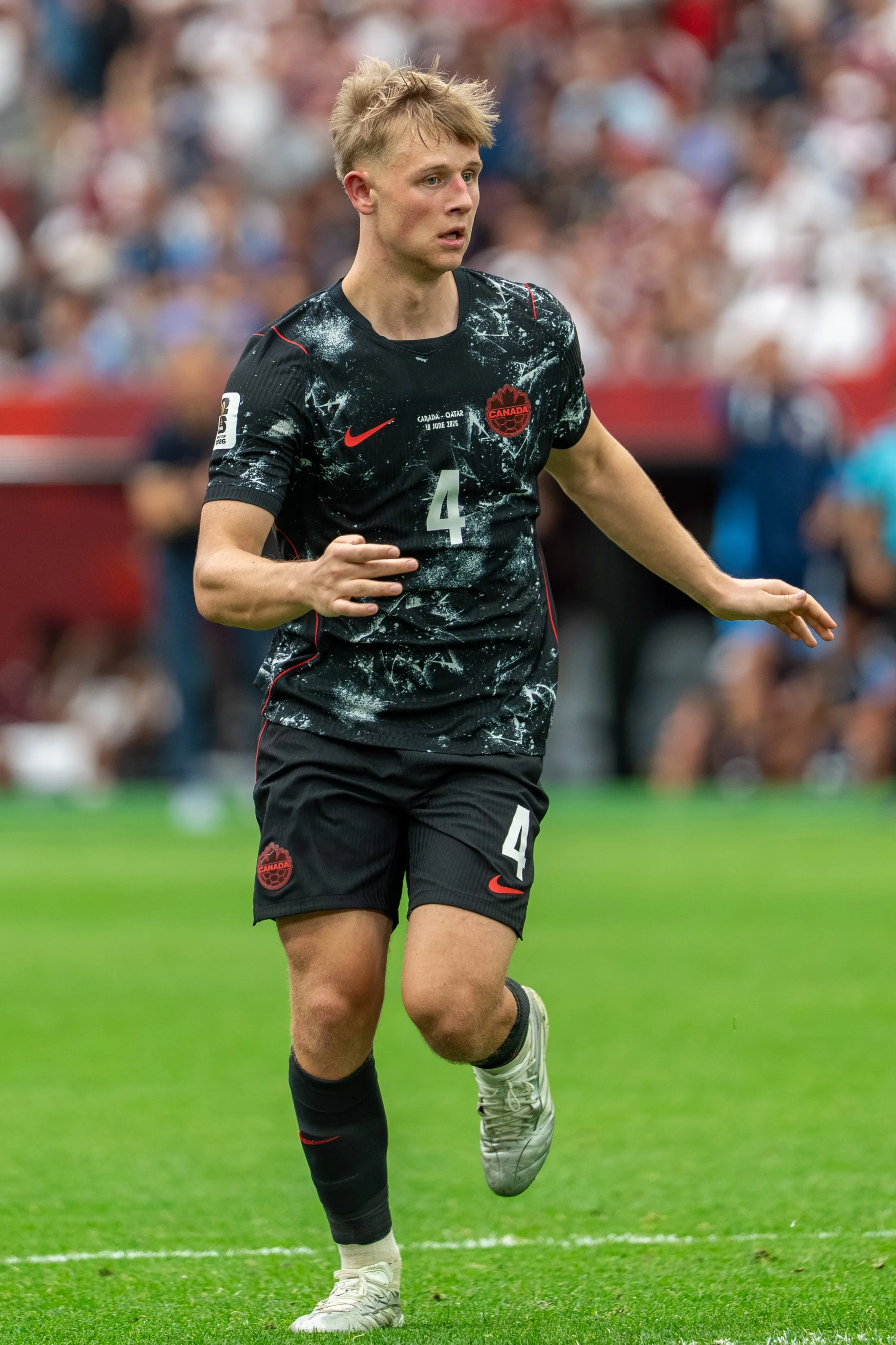 Luc de Fougerolles con el uniforme negro de Canadá ante Qatar en junio de 2026.