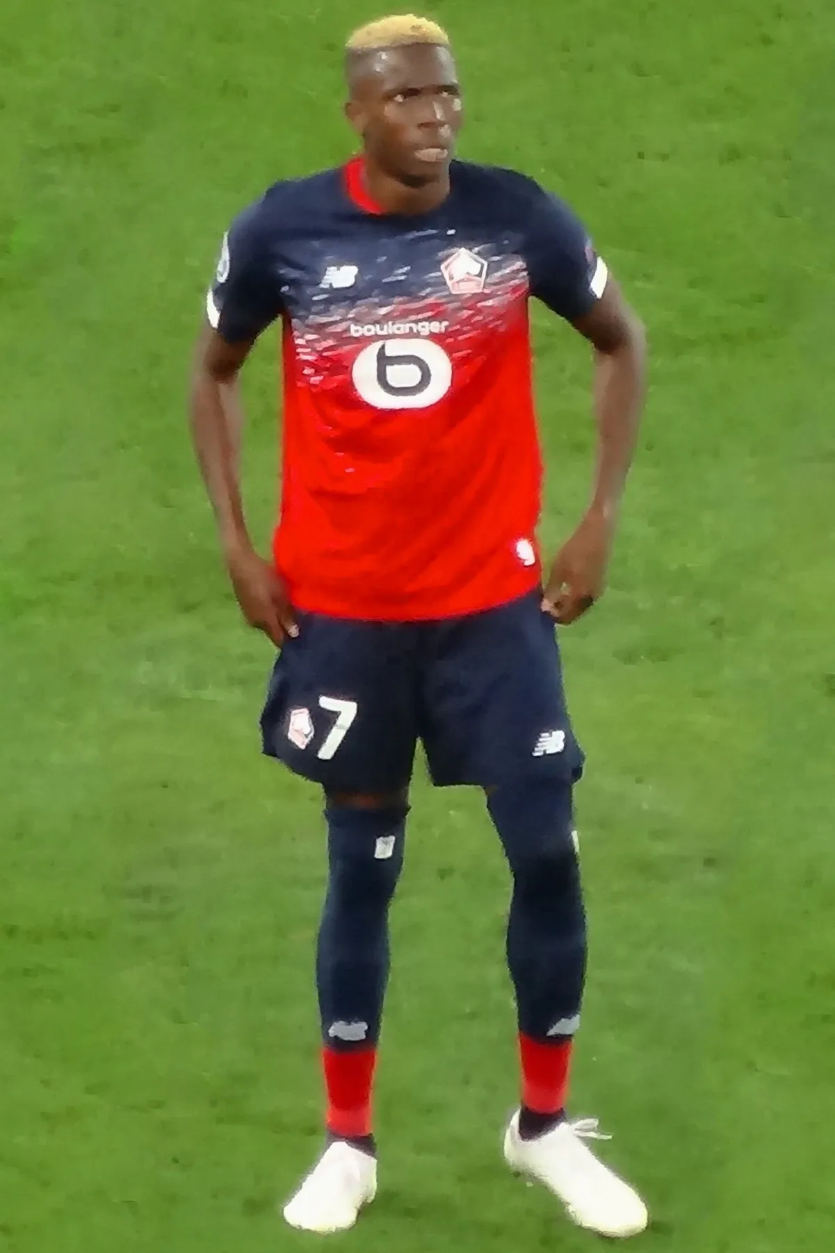 Victor Osimhen con el uniforme azul y rojo del Lille en octubre de 2019.