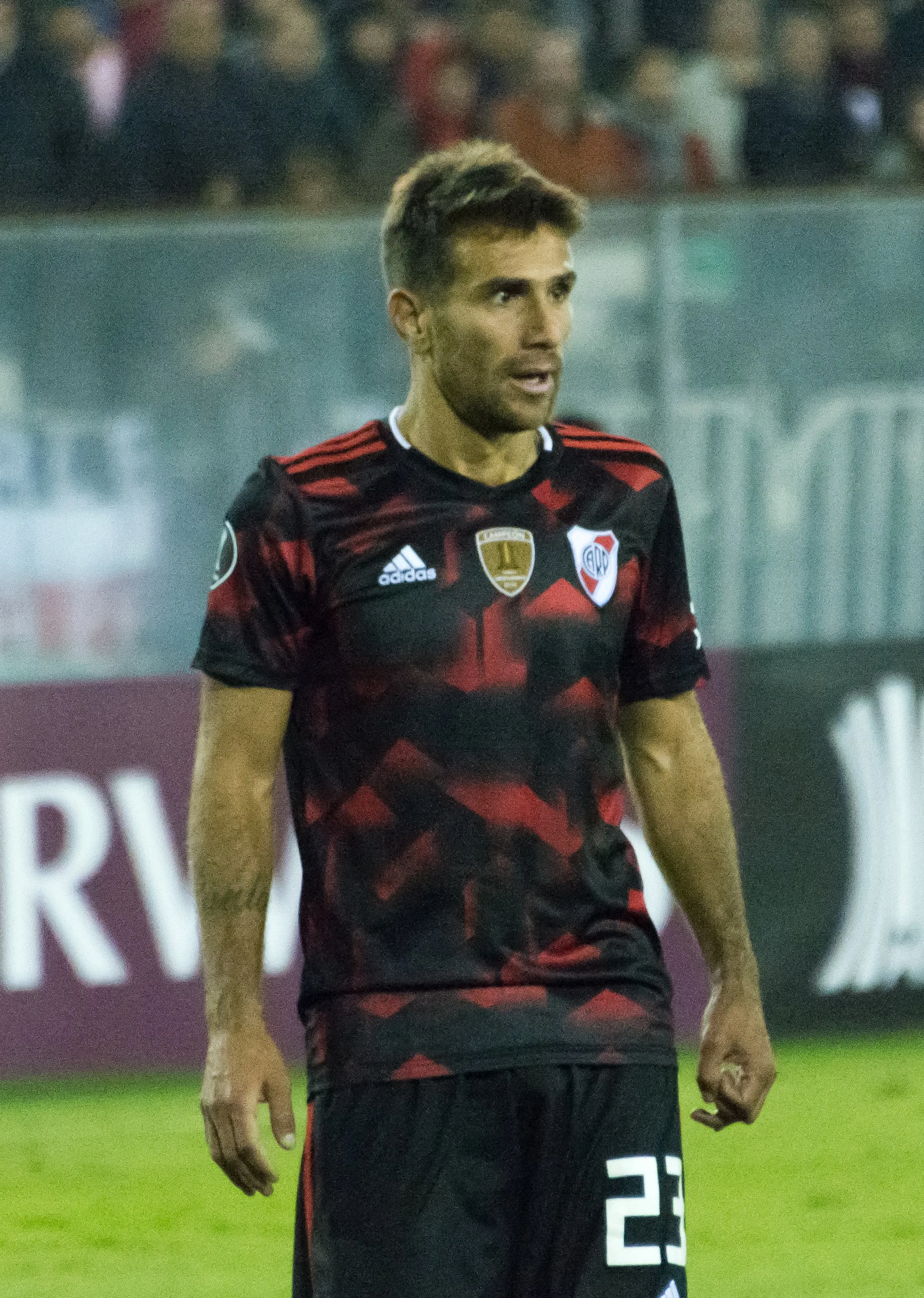 Leonardo Ponzio con la camiseta negra y roja de River Plate en abril de 2019.
