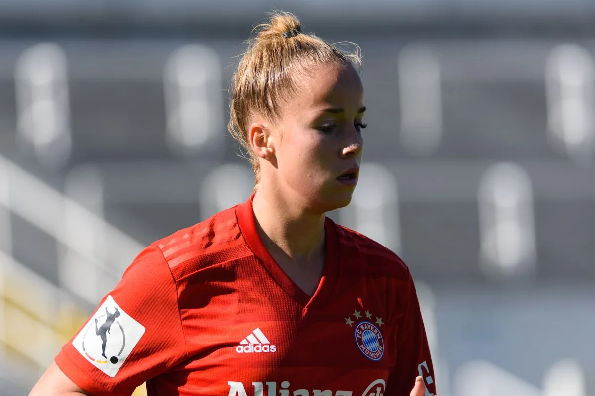 Giulia Gwinn con la camiseta roja del Bayern en septiembre de 2019.