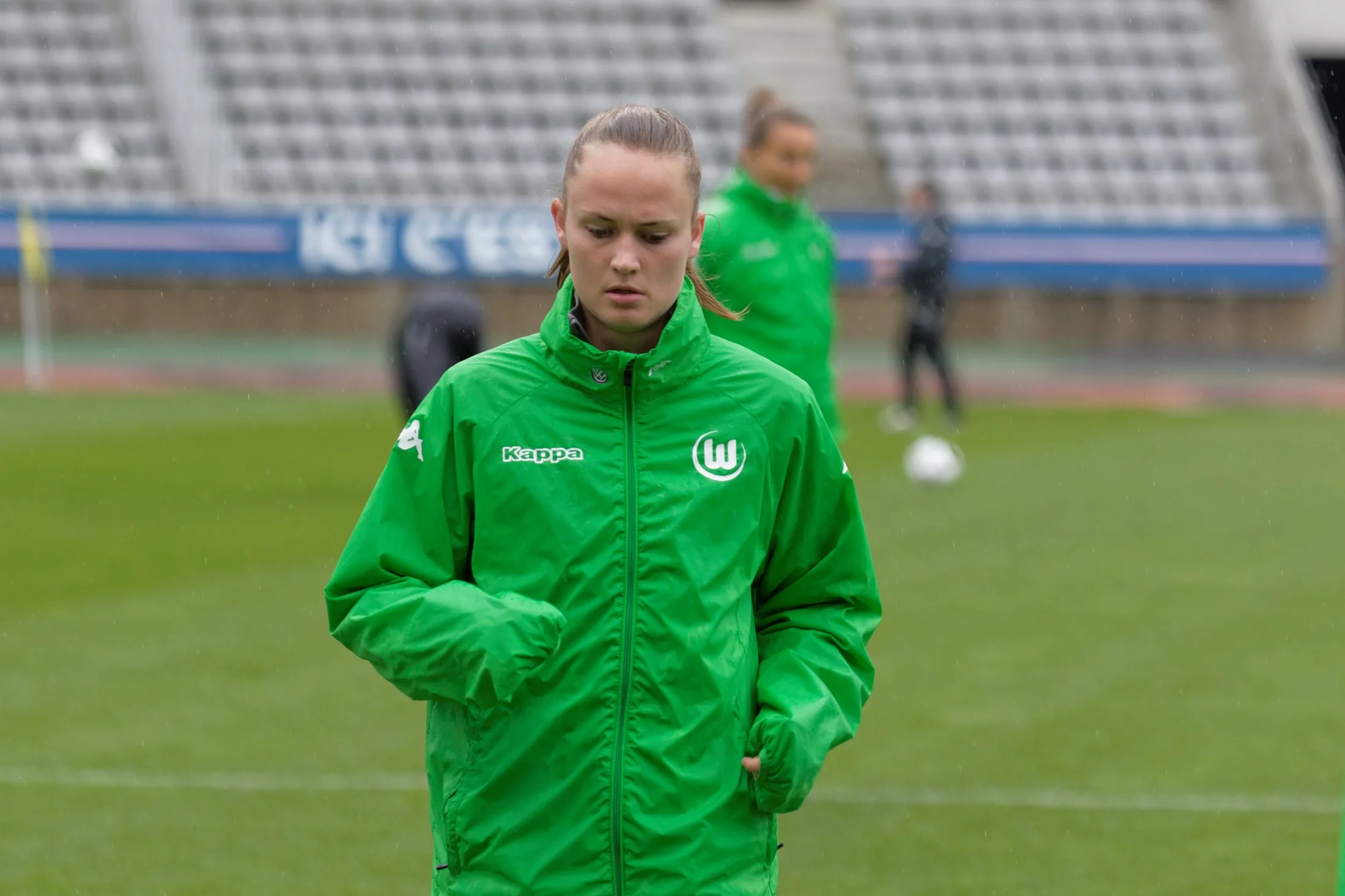 Caroline Graham Hansen con una chaqueta verde del Wolfsburg en abril de 2015.