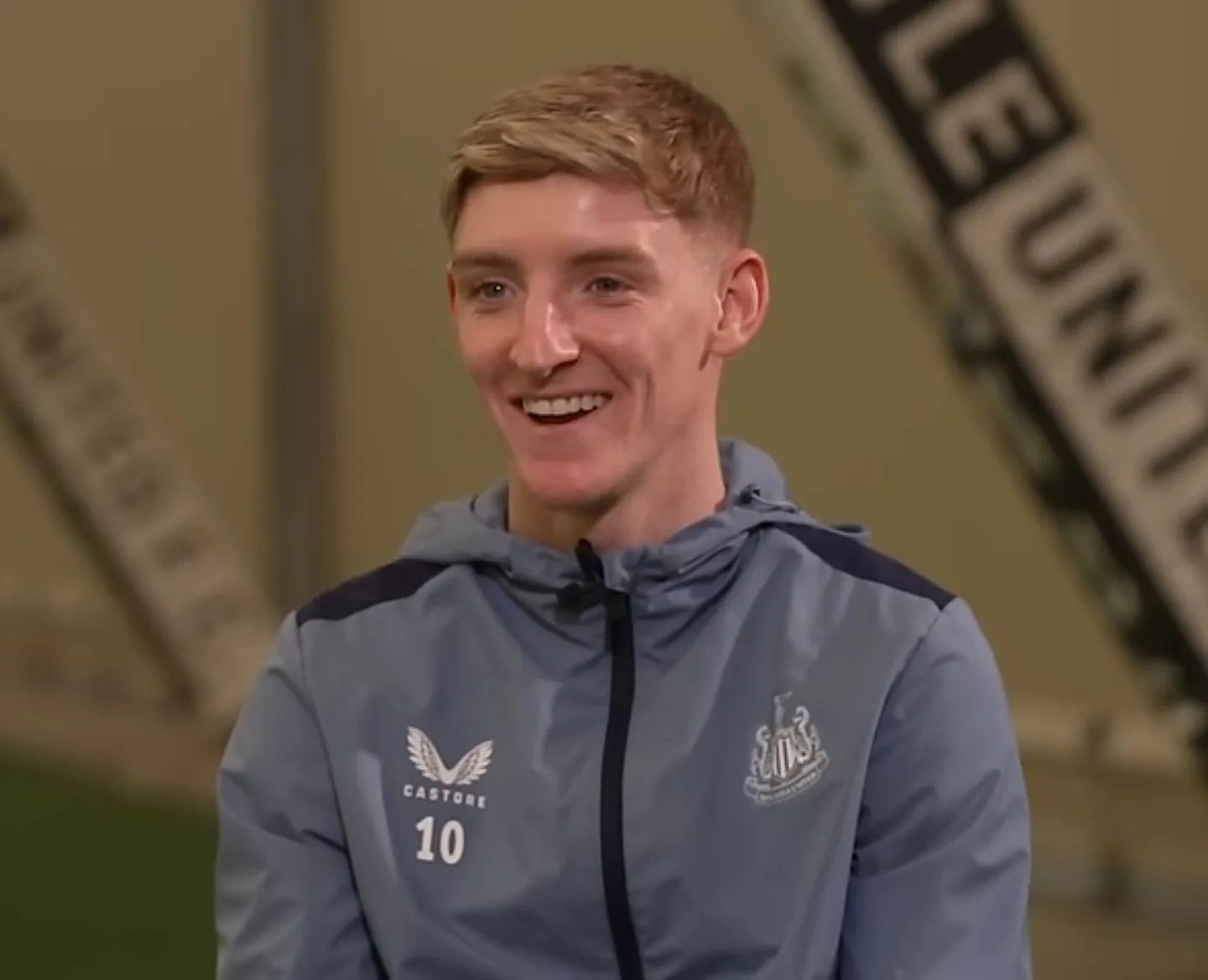 Anthony Gordon durante una entrevista en 2024, con ropa del Newcastle.