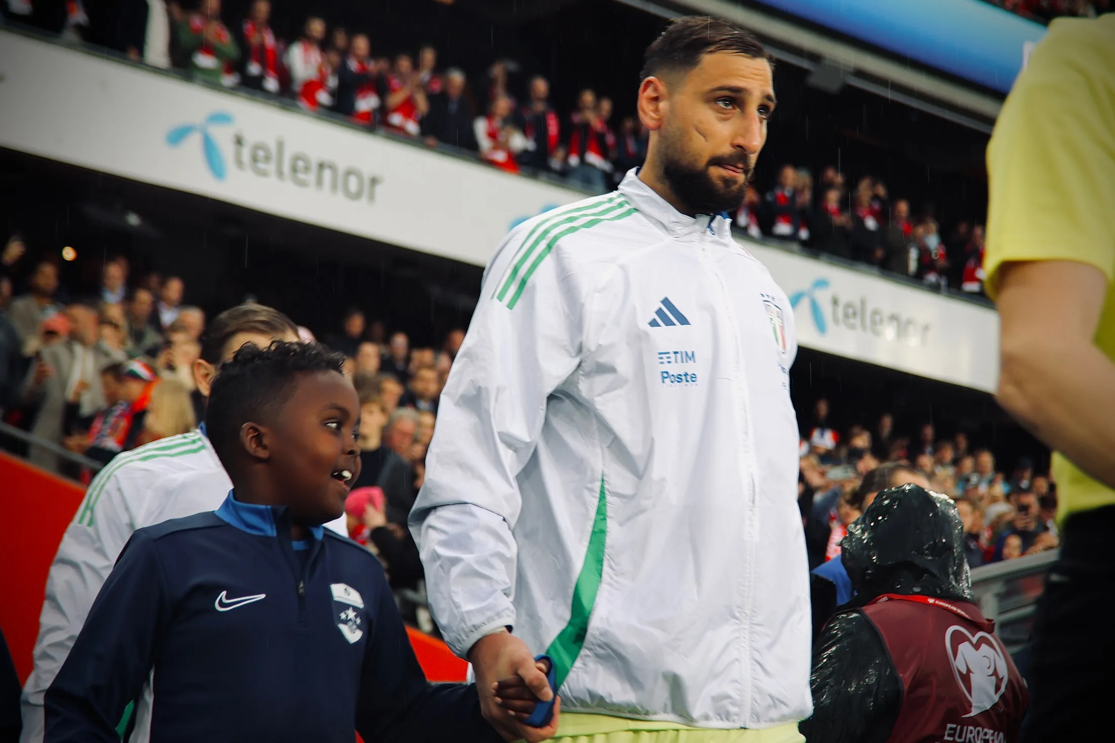 Gianluigi Donnarumma, al centro con la chamarra de Italia, ante Noruega en junio de 2025.