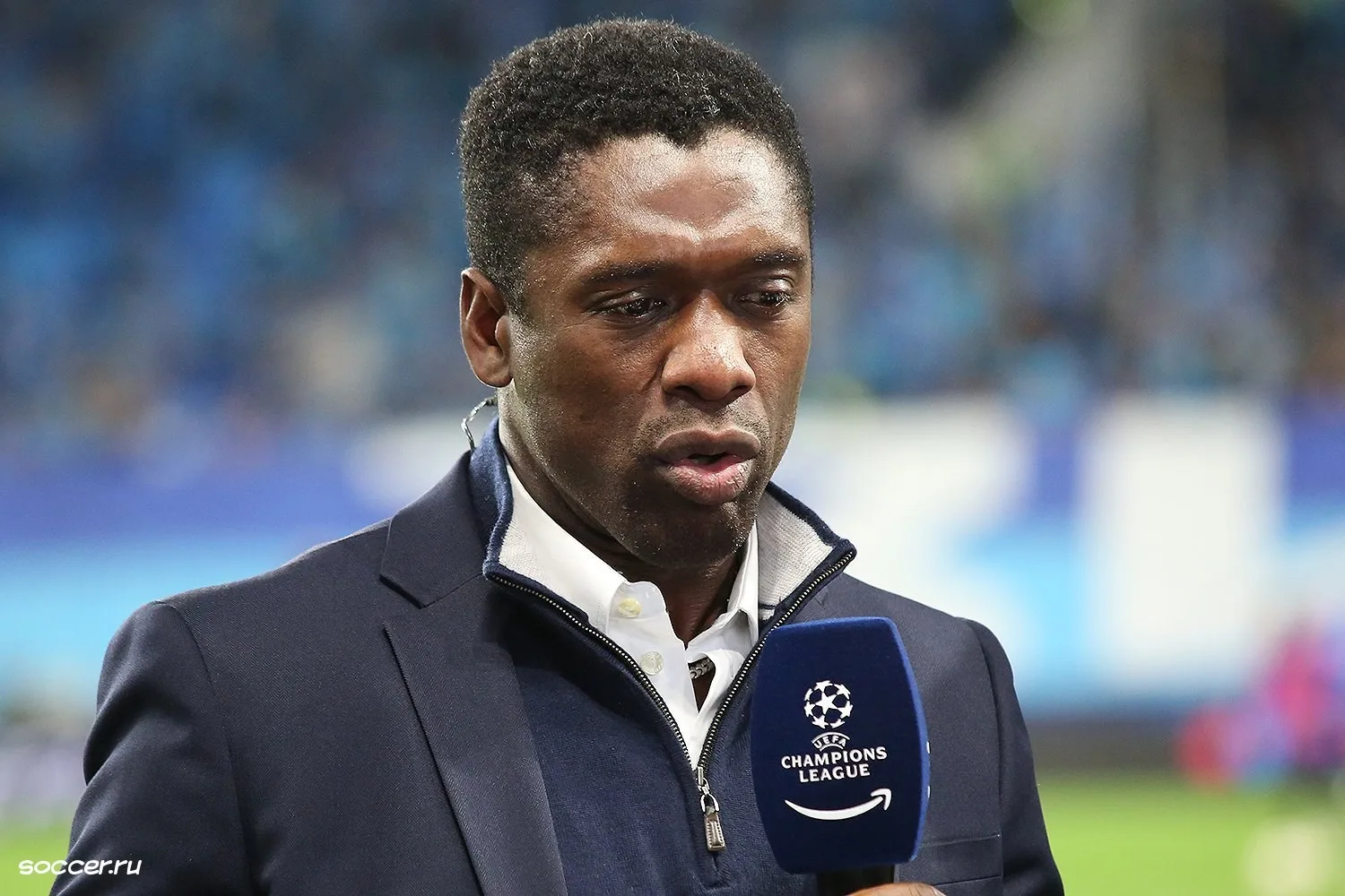 Clarence Seedorf durante una entrevista en el partido Zenit–Juventus de octubre de 2021.