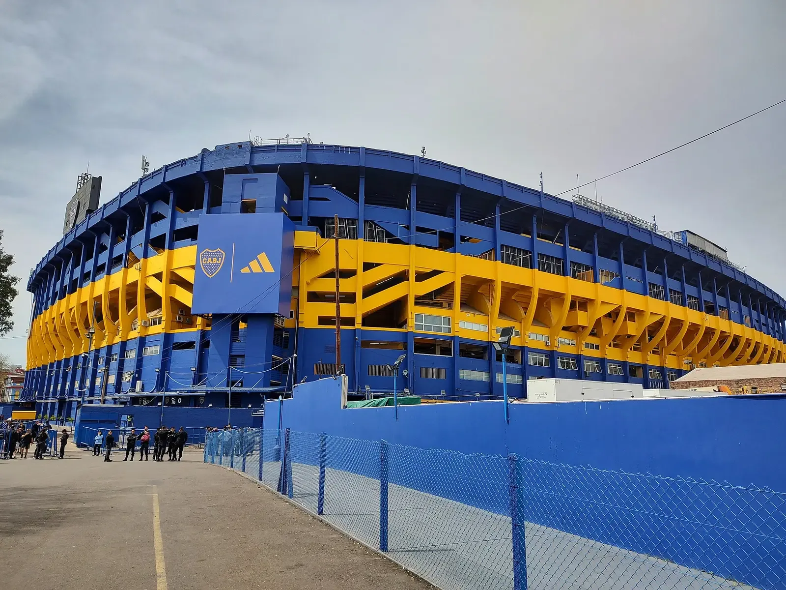 Fachada azul y amarilla de La Bombonera, en Buenos Aires, en septiembre de 2022.