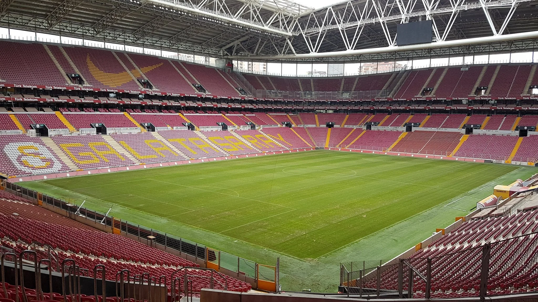 Cancha, gradas y cubierta del actual Rams Park de Estambul en junio de 2017.
