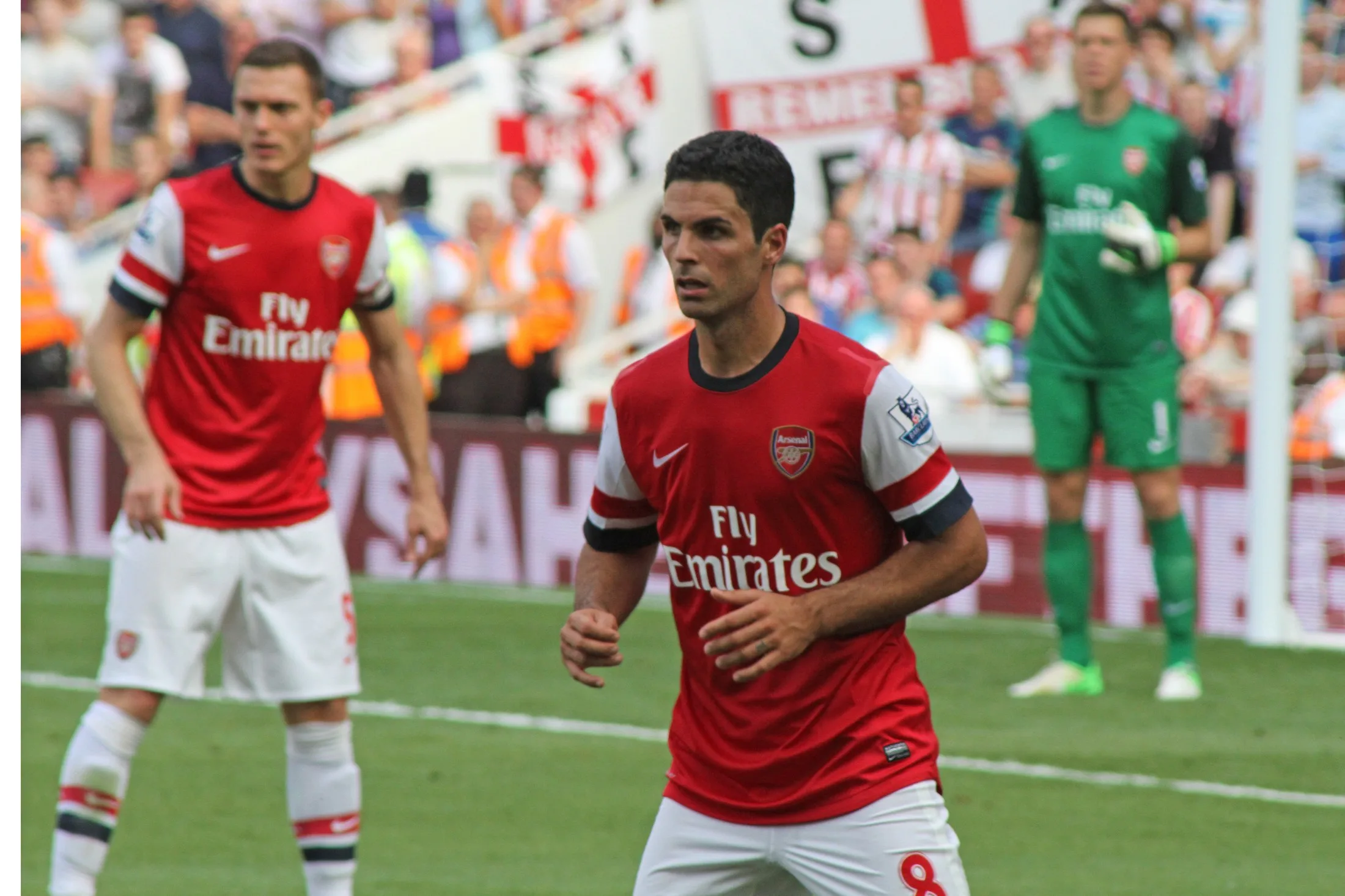 Mikel Arteta, al centro, con la camiseta del Arsenal durante su etapa como jugador en agosto de 2012.