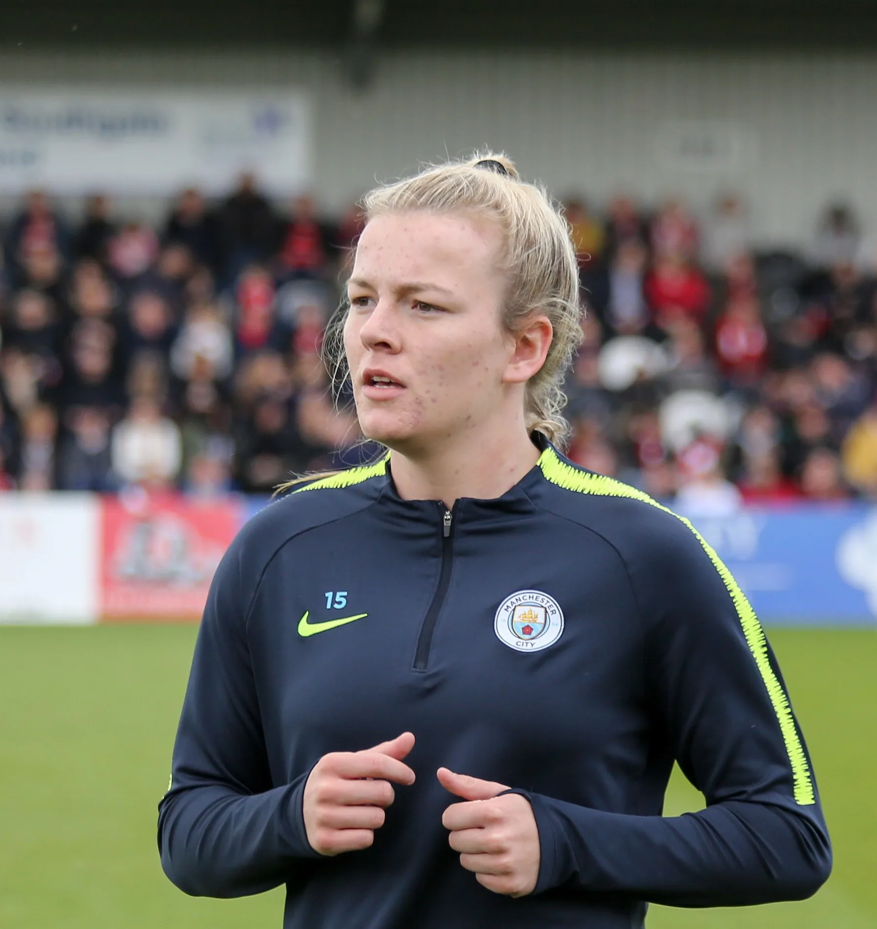 Lauren Hemp con la chamarra del Manchester City antes del partido ante Arsenal en mayo de 2019.