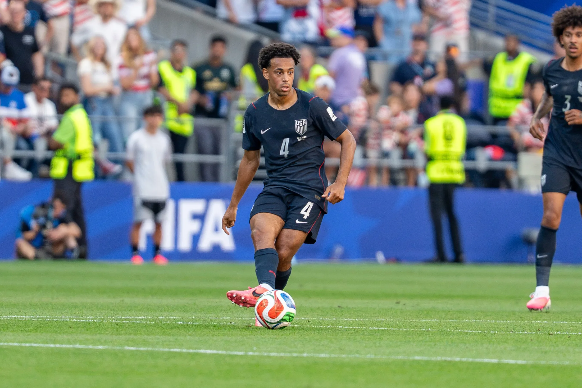 Tyler Adams con el uniforme azul de Estados Unidos durante un partido en julio de 2026.