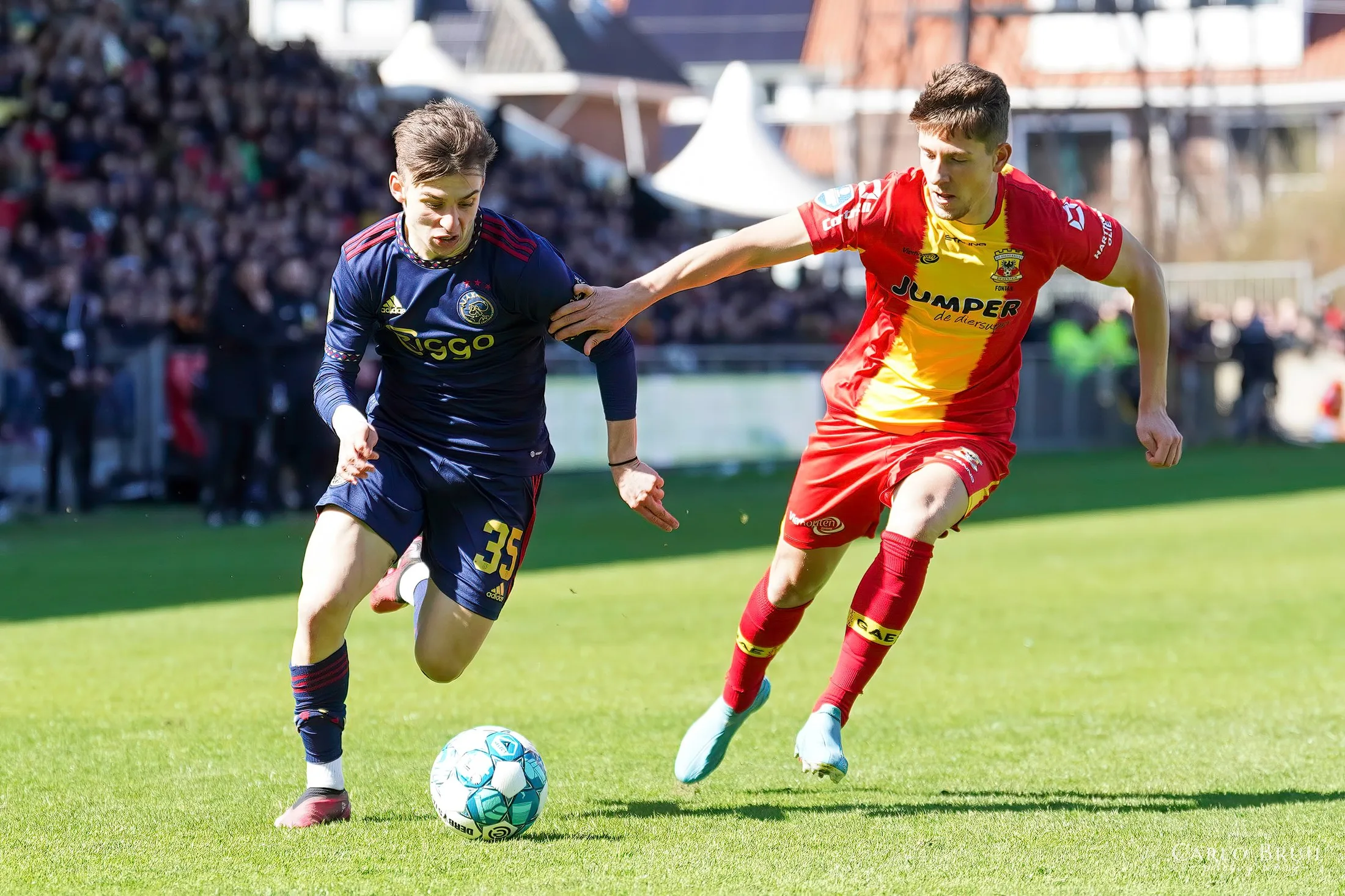 Francisco Conceição, a la izquierda, con el Ajax ante Go Ahead Eagles en abril de 2023.