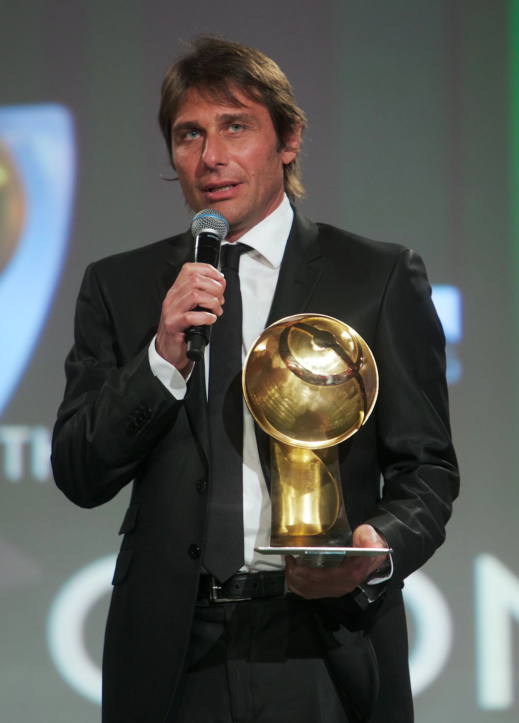 Antonio Conte con un micrófono durante los premios Globe Soccer de diciembre de 2013.