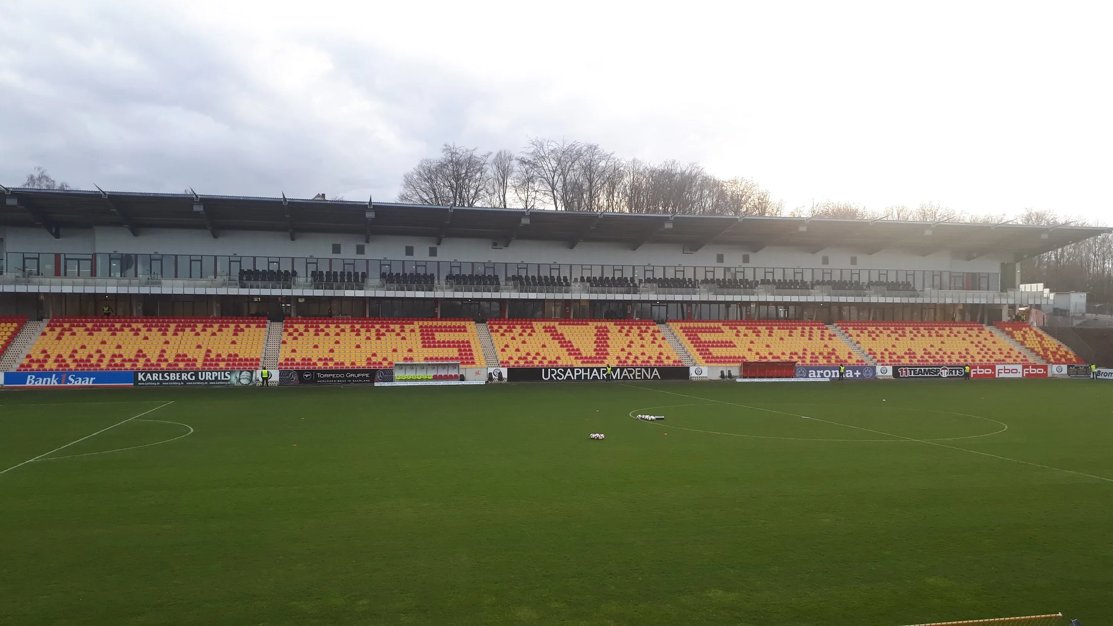 Tribuna principal y campo de la Ursapharm-Arena en Elversberg en 2019.
