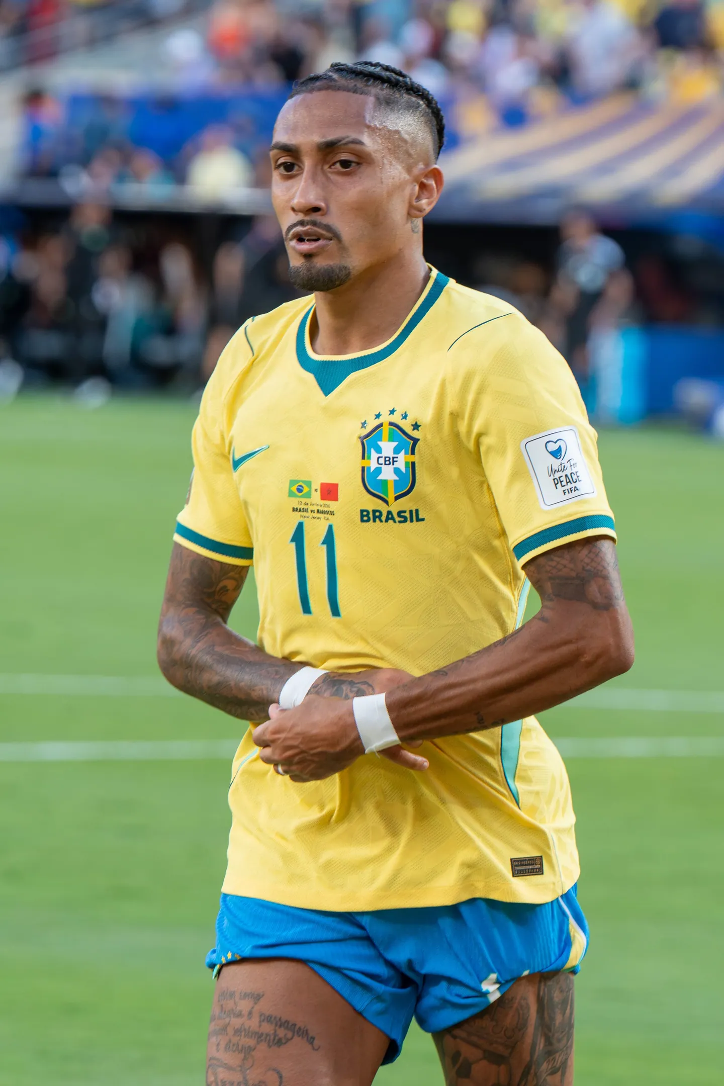 Raphinha con la camiseta amarilla de Brasil