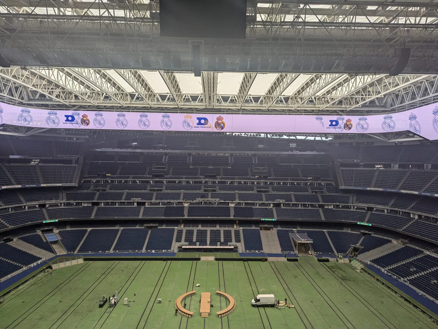 Interior del estadio Santiago Bernabéu con las gradas vacías y la cubierta