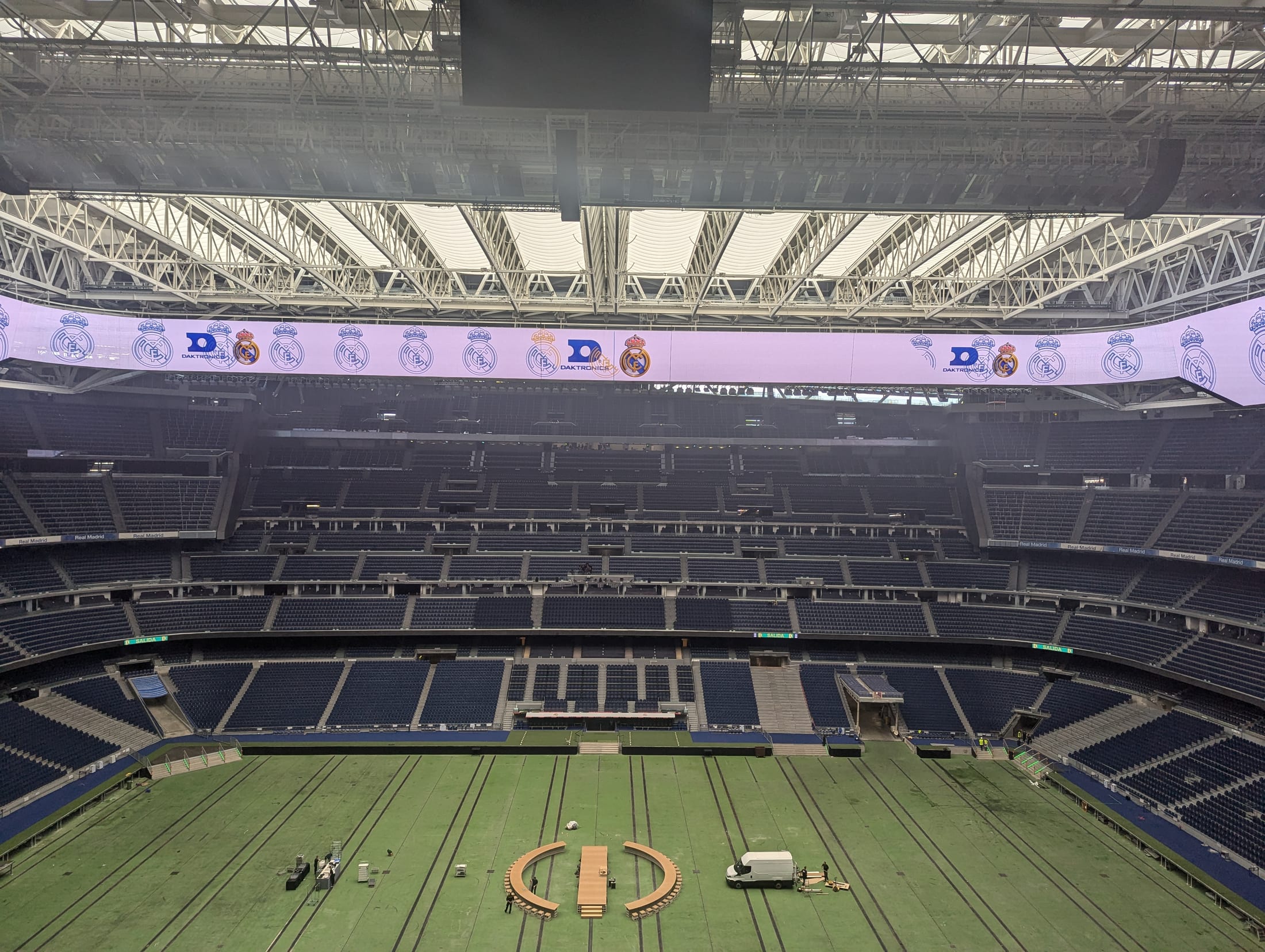 Interior del estadio Santiago Bernabéu con las gradas vacías y la cubierta