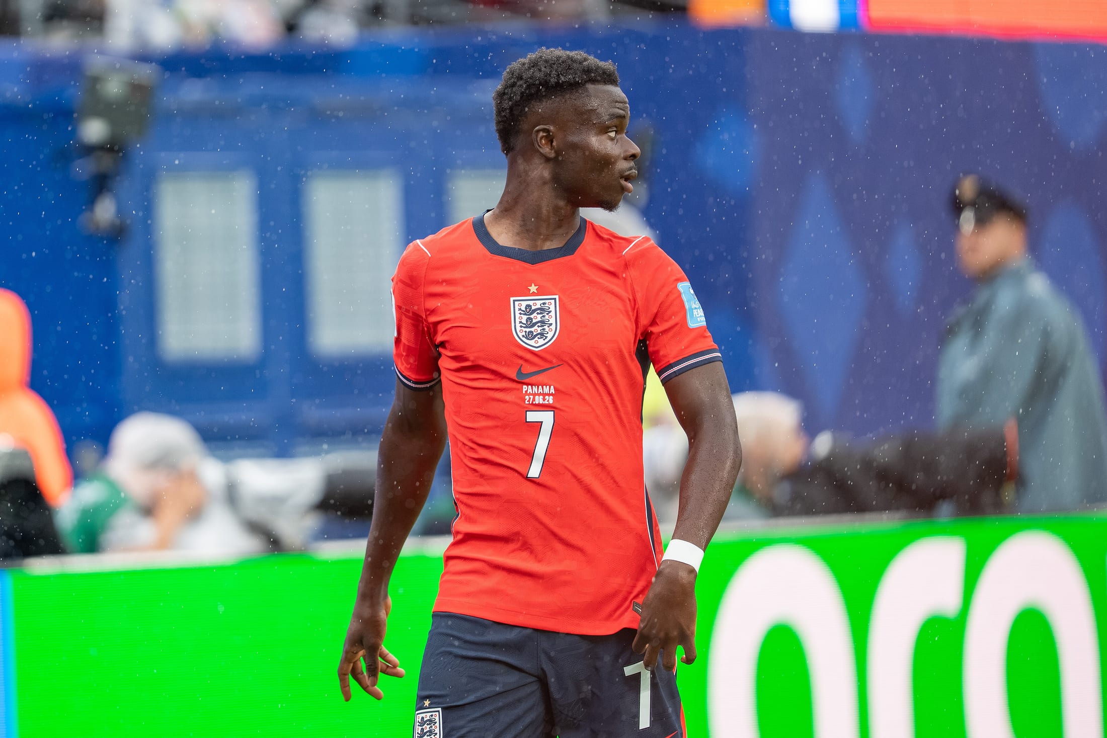 Bukayo Saka con Inglaterra durante un partido