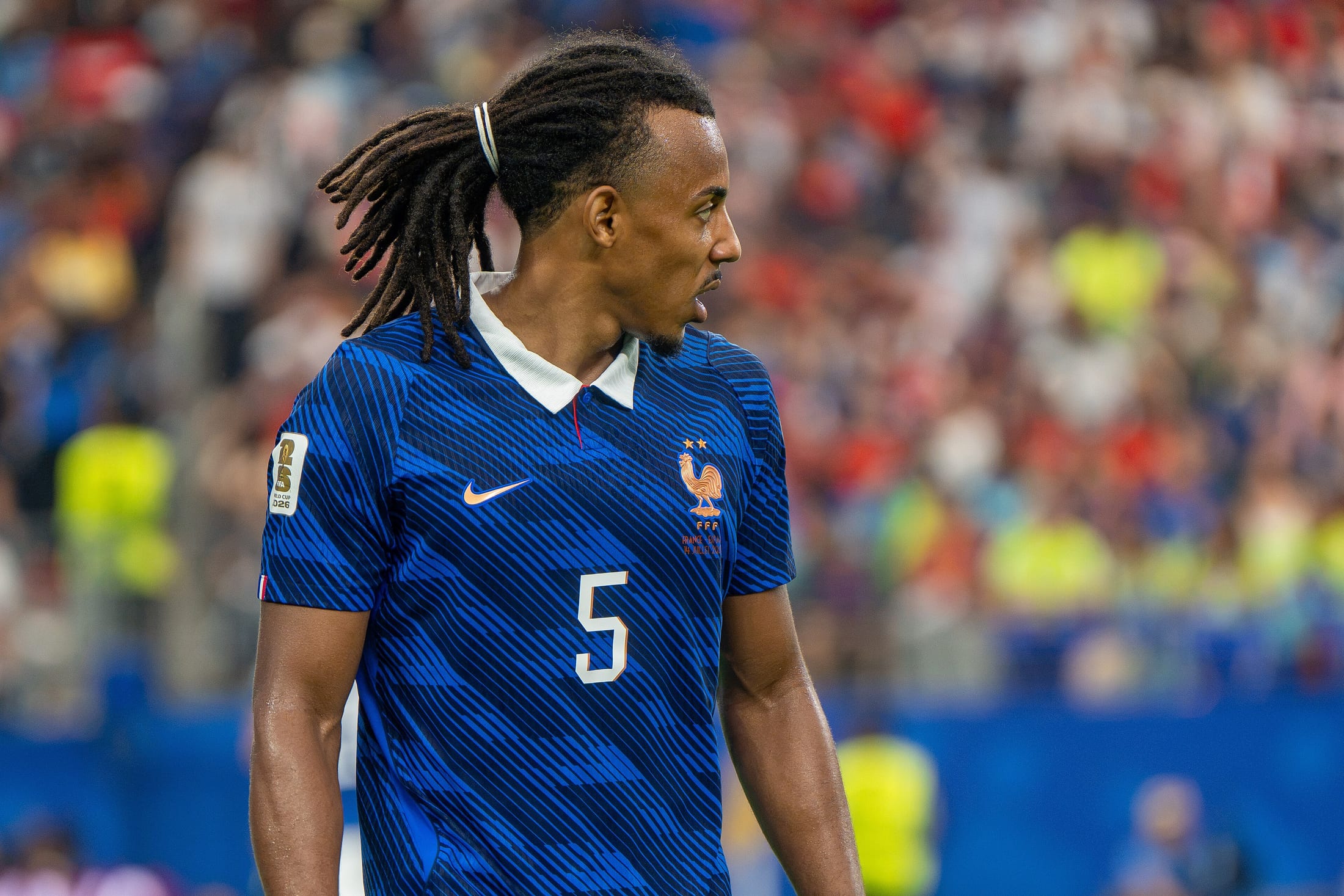 Jules Koundé con la camiseta de Francia durante un partido
