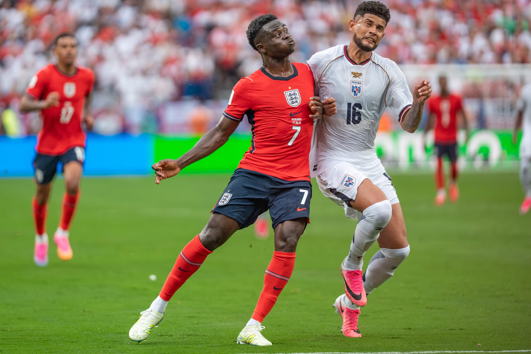 Bukayo Saka, de rojo con Inglaterra, disputa el balón con un defensor de Panamá